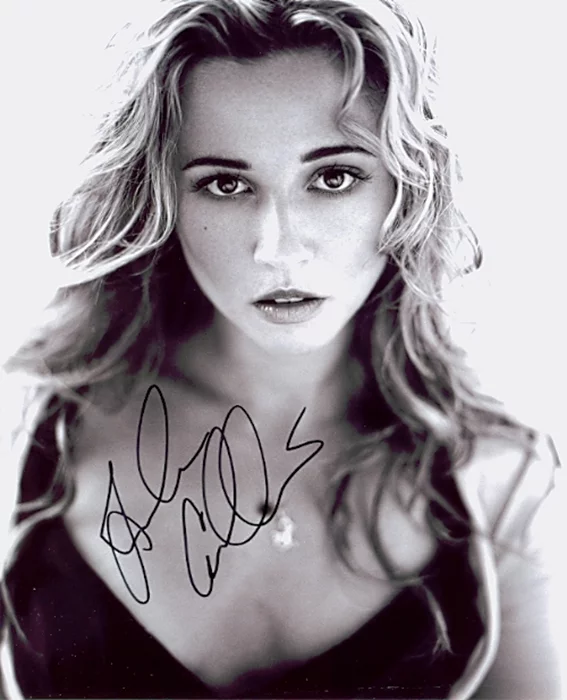Linda Cardellini autograph
