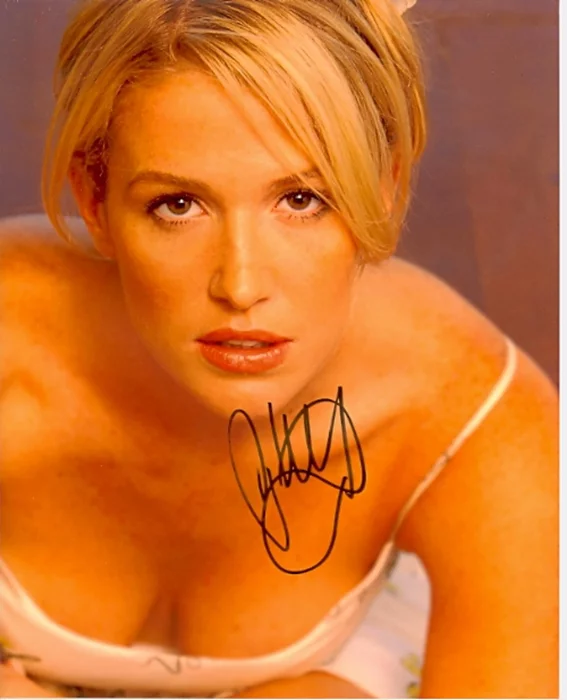 Poppy Montgomery autograph