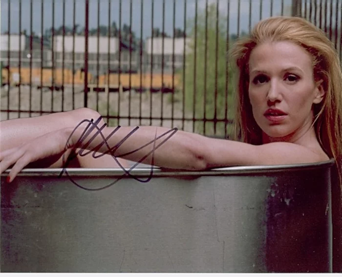 Poppy Montgomery autograph