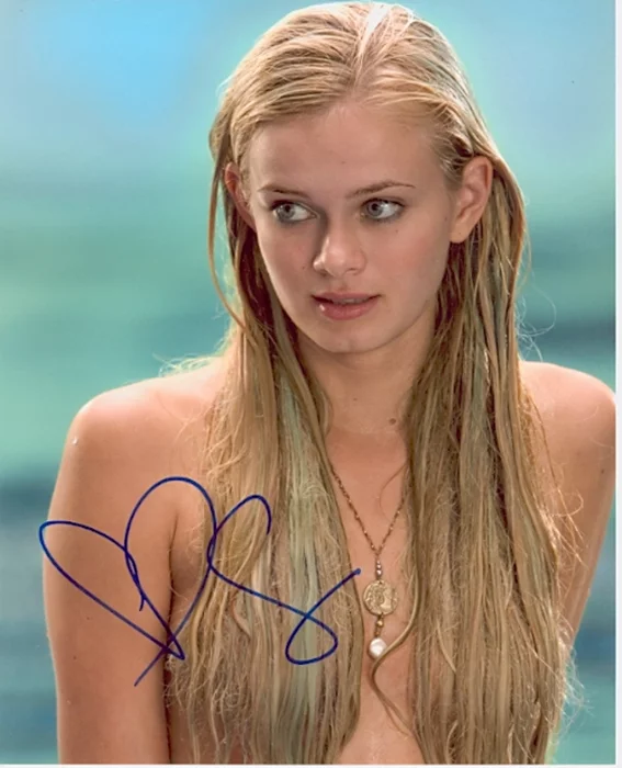 Sara Paxton autograph