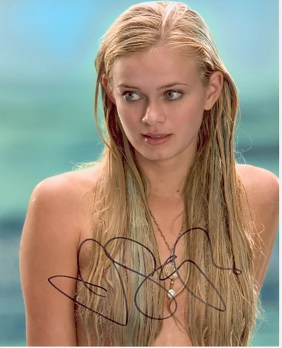 Sara Paxton autograph