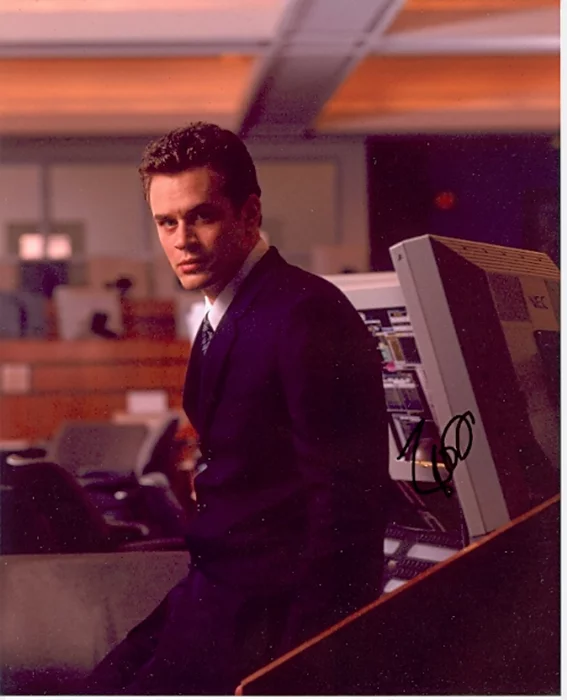 Tom Everett Scott autograph