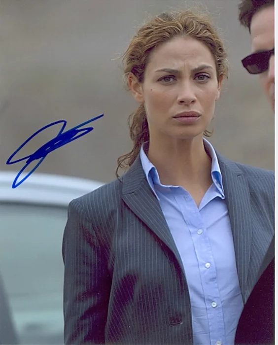 Joanne Kelly autograph