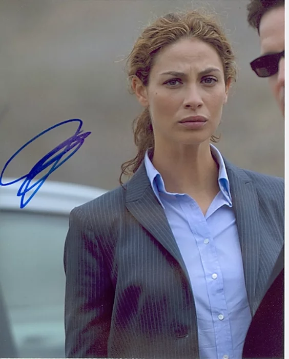 Joanne Kelly autograph