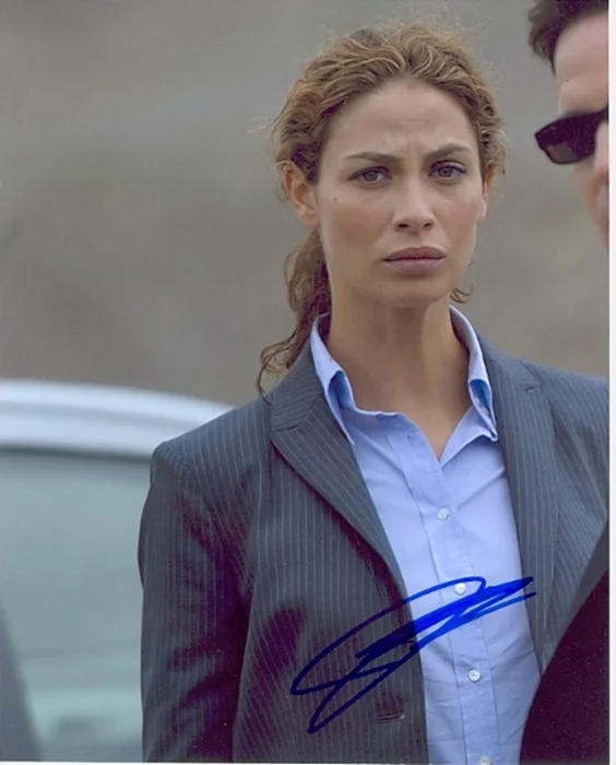 Joanne Kelly autograph