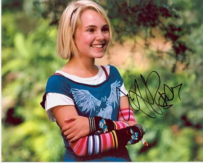 Annasophia Robb autograph