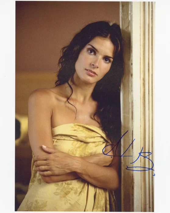 Angie Harmon autograph
