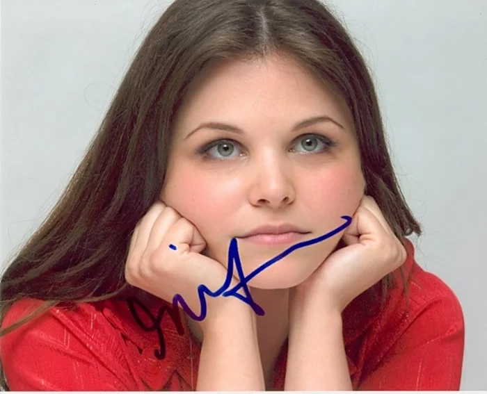 Ginnifer Goodwin autograph