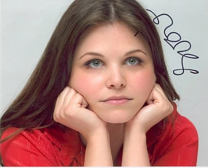 Ginnifer Goodwin autograph