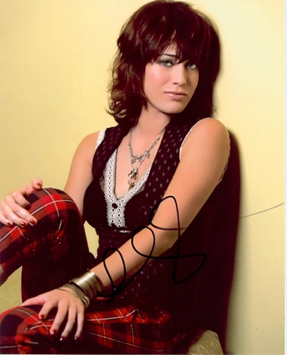 Lizzy Caplan autograph