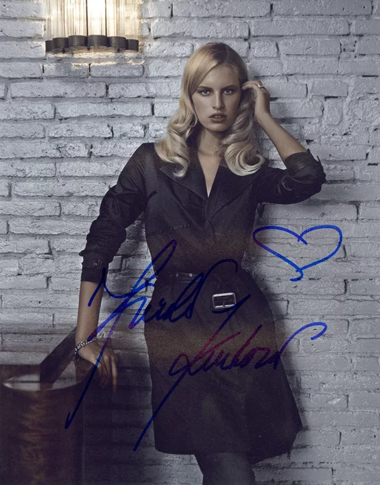 Karolina Kurkova autograph