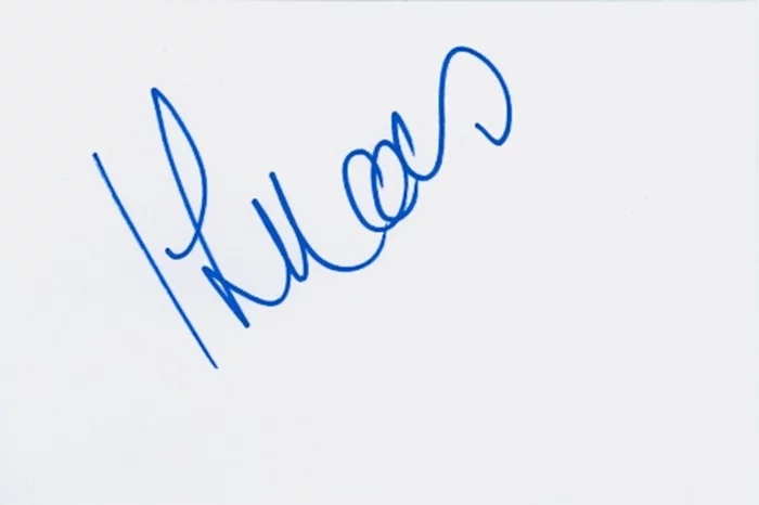 Isabel Lucas autograph
