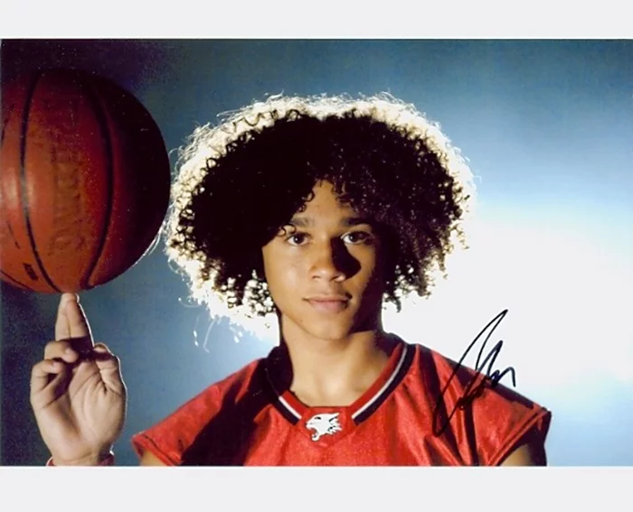 Corbin Bleu autograph