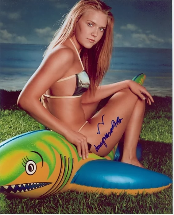 Dominique Swain autograph