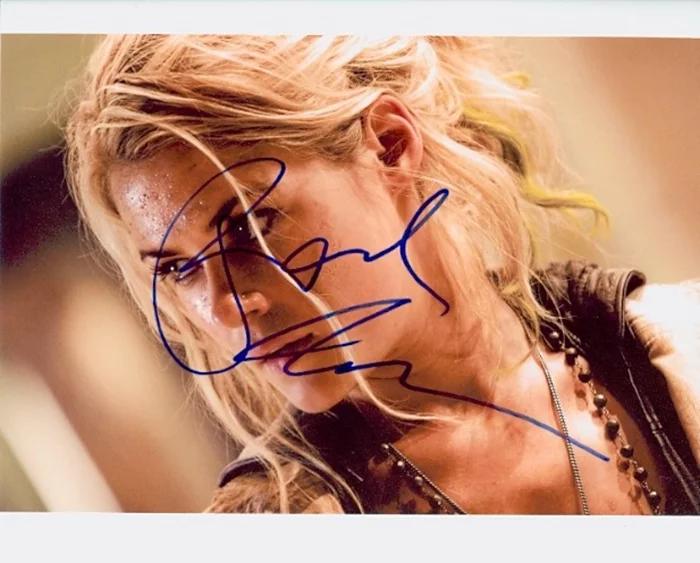 Rachael Taylor autograph
