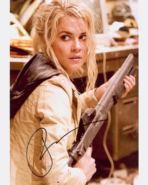 Rachael Taylor autograph