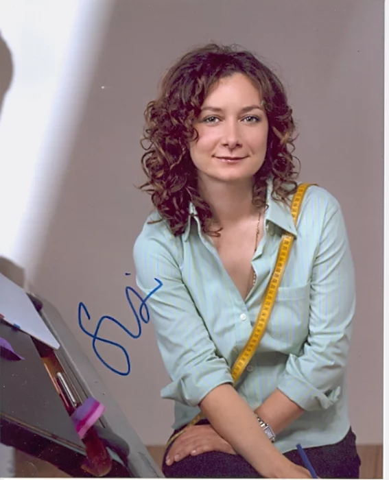 Sara Gilbert autograph