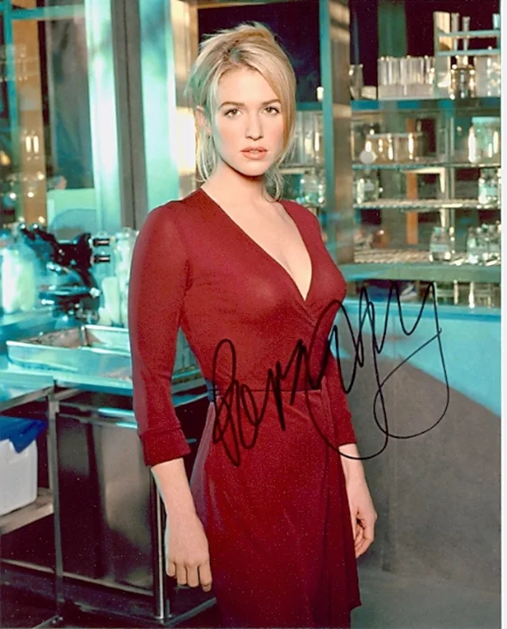 Poppy Montgomery autograph