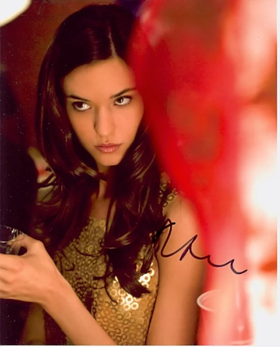 Odette Yustman autograph