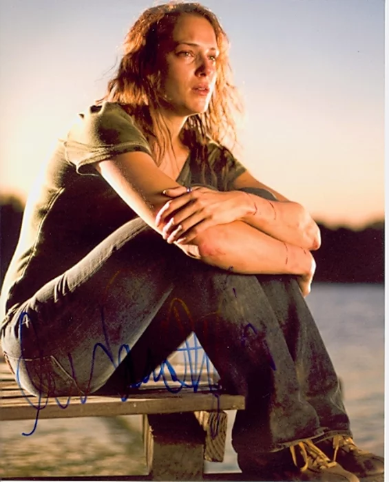 Amanda Righetti autograph