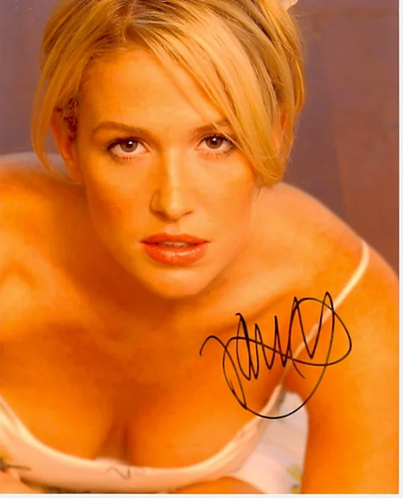 Poppy Montgomery autograph