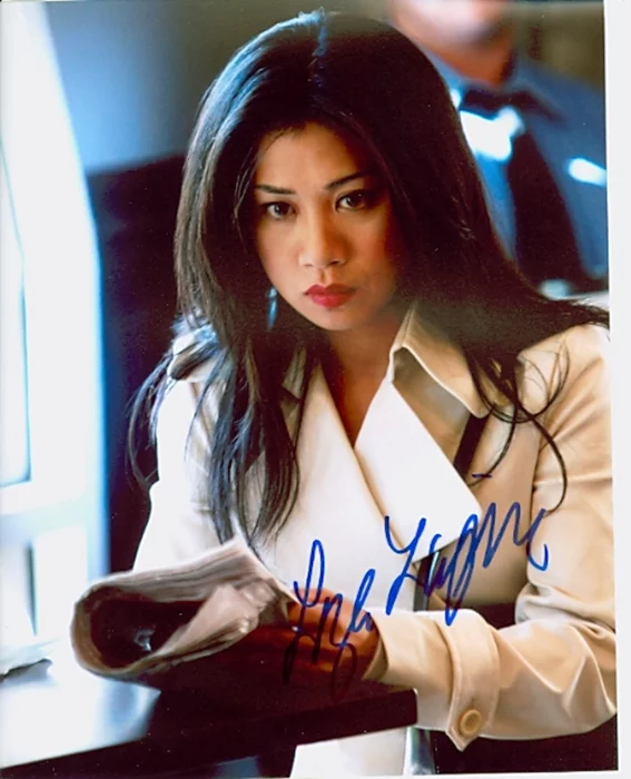 Liza Lapira autograph
