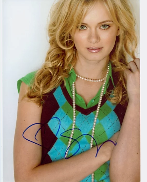 Sara Paxton autograph