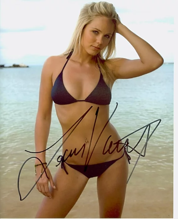 Laura Vandervoort autograph