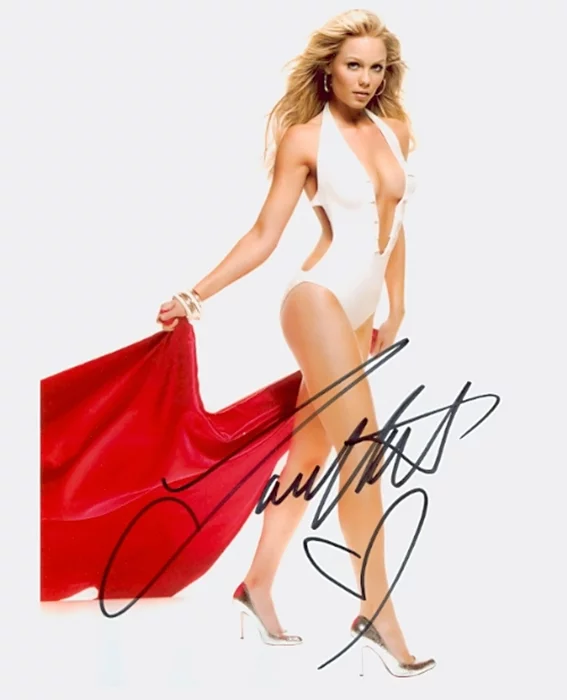 Laura Vandervoort autograph