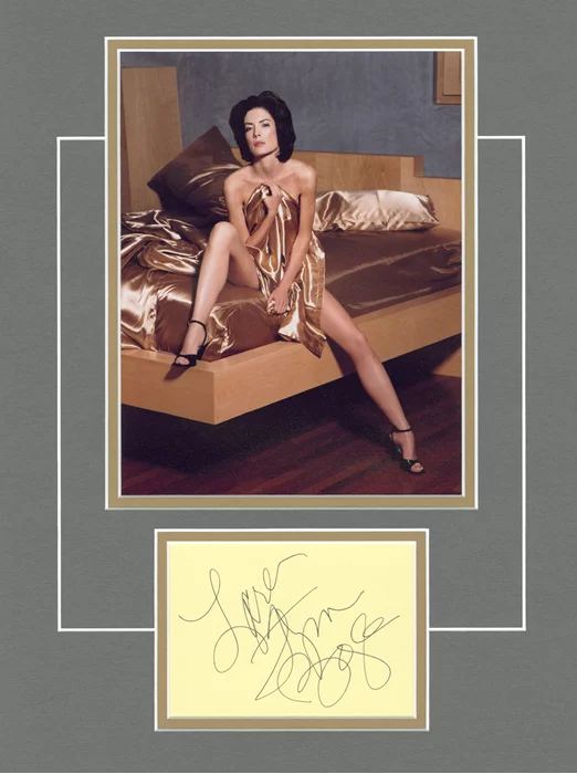Lara Flynn Boyle autograph