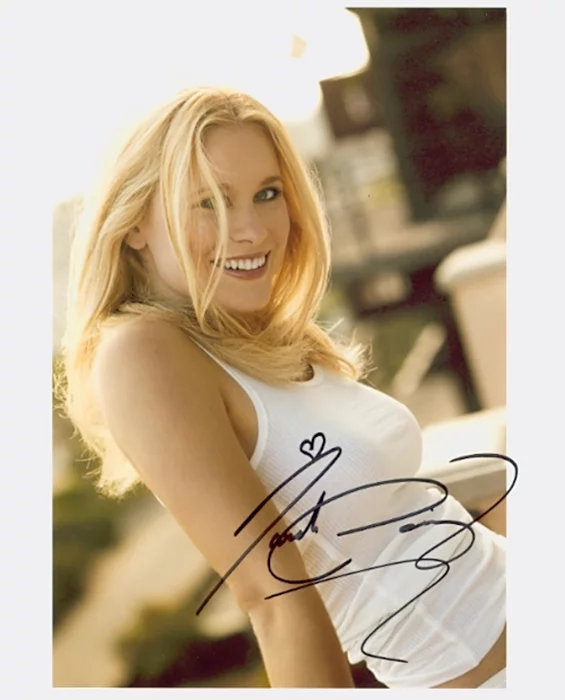Tarah Paige autograph