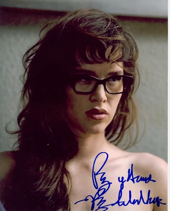 Paz de la Huerta autograph