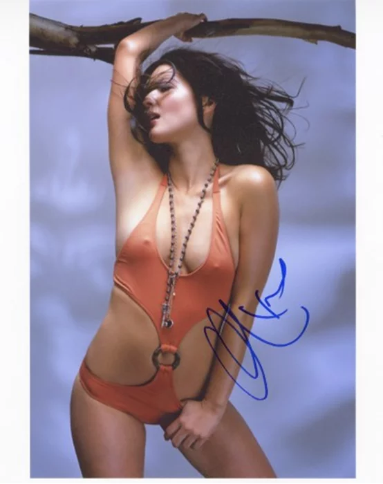 Olivia Munn autograph