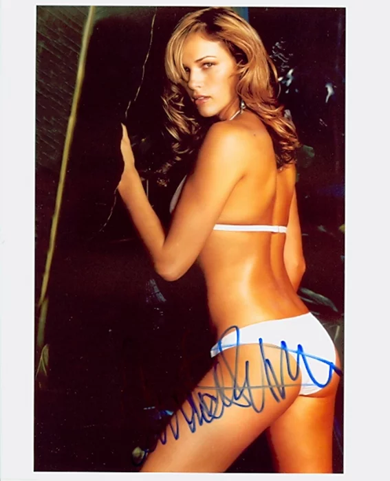 Amanda Righetti autograph