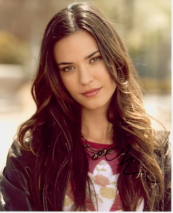 Odette Yustman autograph