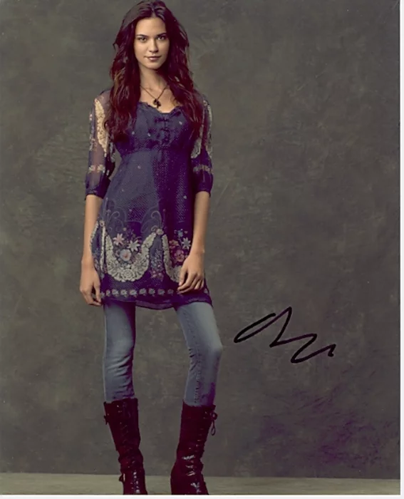 Odette Yustman autograph