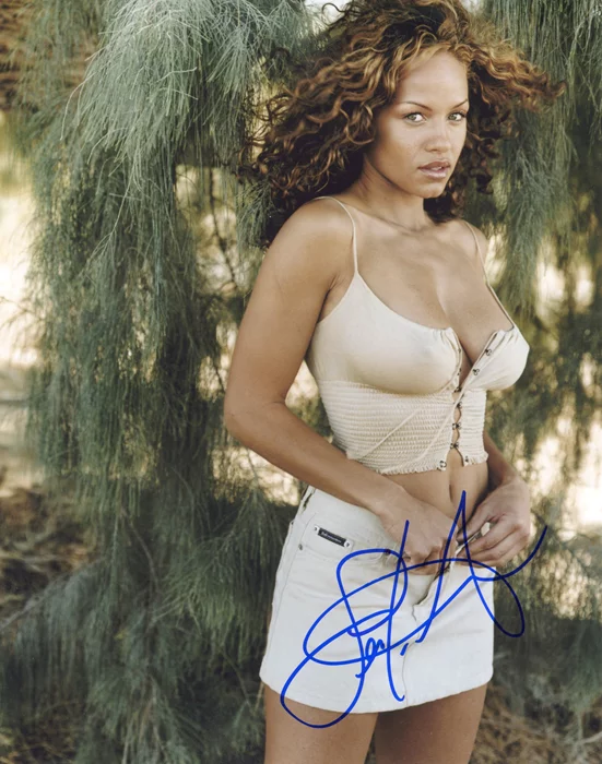 Leila Arcieri autograph