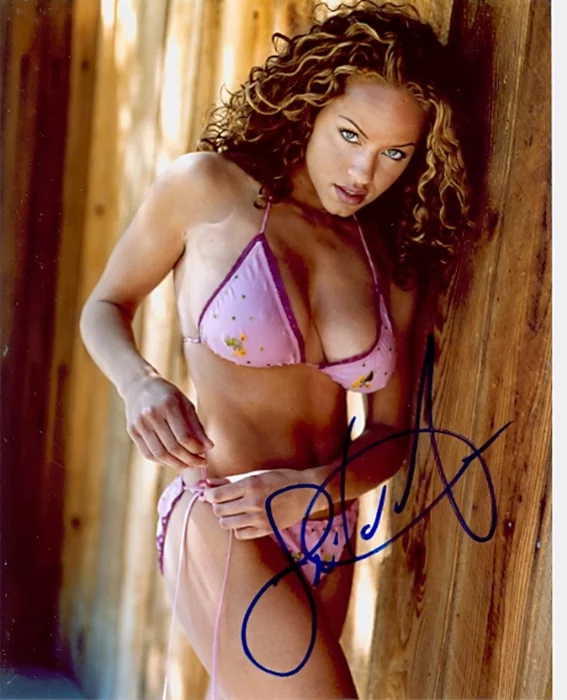 Leila Arcieri autograph