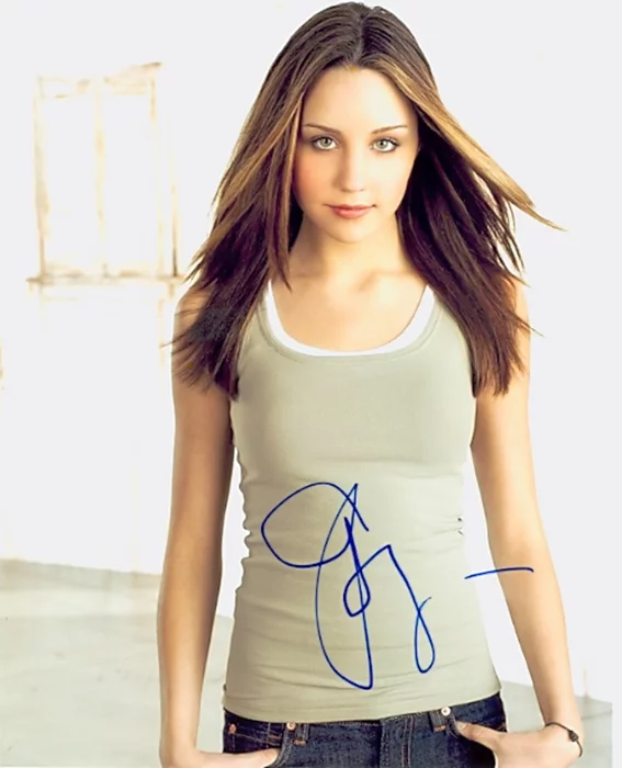 Amanda Bynes autograph