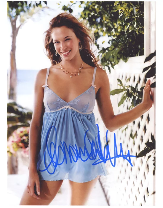 Amanda Righetti autograph