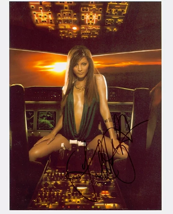 Kelly Hu autograph