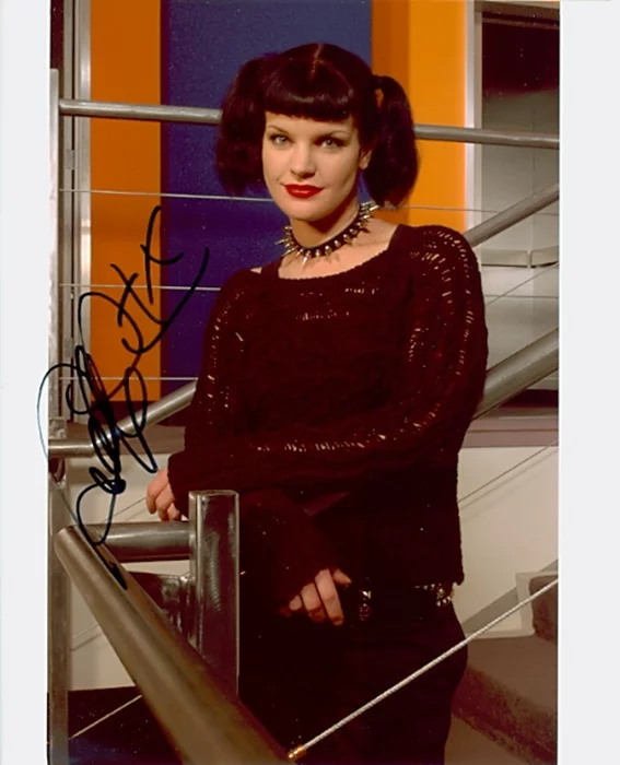 Pauley Perrette autograph