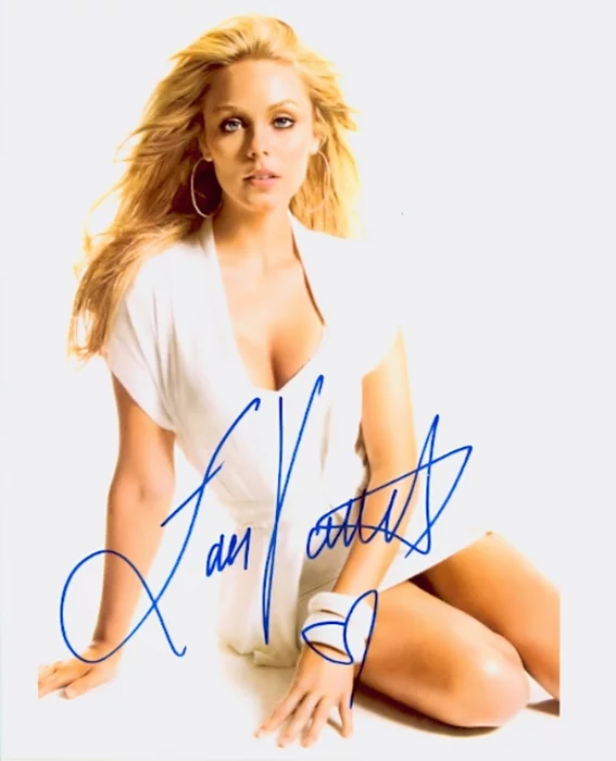 Laura Vandervoort autograph
