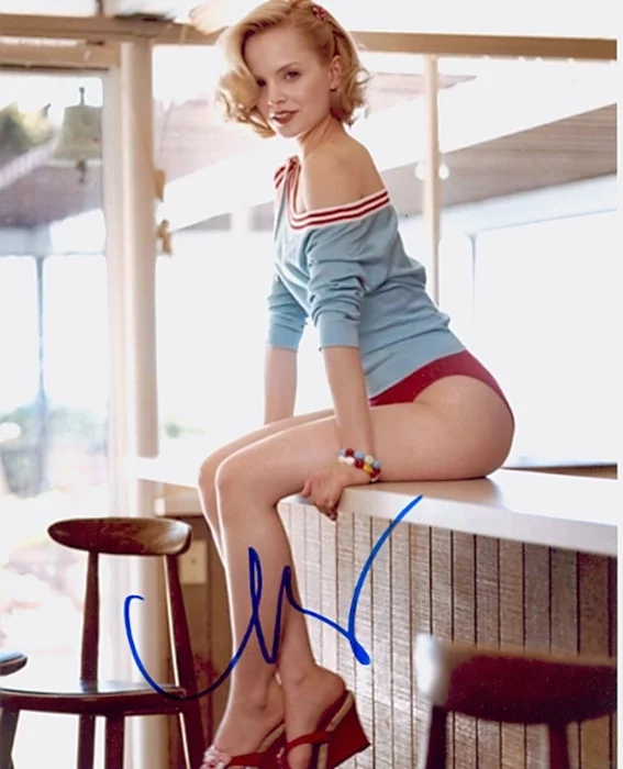 Mena Suvari autograph