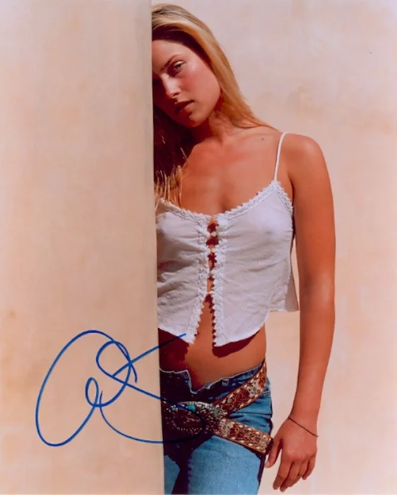 Ali Larter autograph