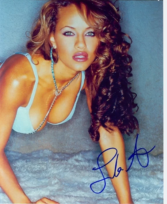 Leila Arcieri autograph