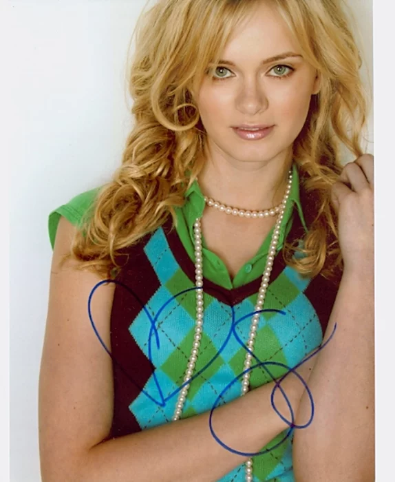 Sara Paxton autograph