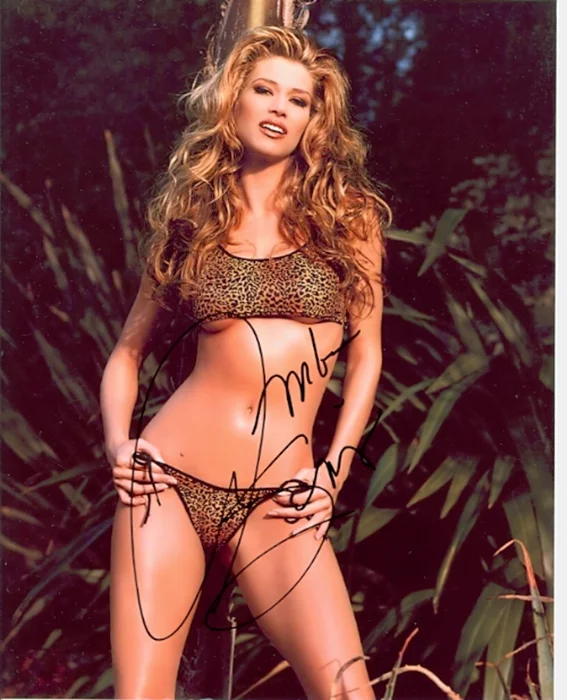 Amber Smith autograph