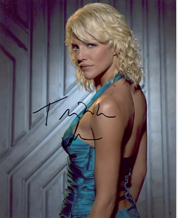 Tricia Helfer autograph