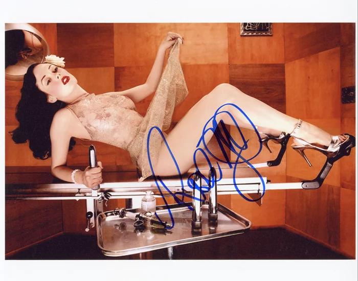 Rose McGowan autograph